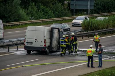 A81 Sindelfingen/Boeblingen: Transporter faengt Feuer auf der Autobahn